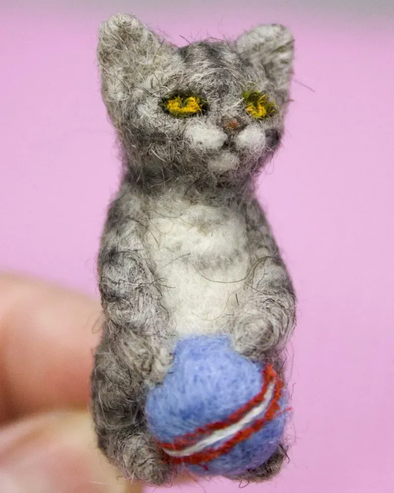 Котёнок с мячиком для кукольного домика — Основной