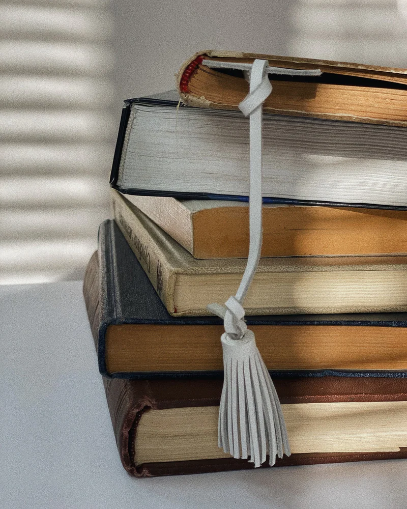 Красная кожаная закладка для книги