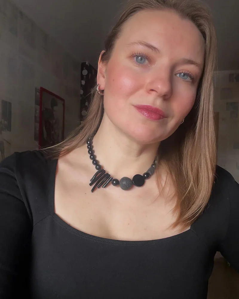 Колье из вулканической лавы, черных кораллов, агата, синтетического шунгита