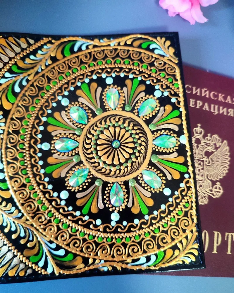 Обложка на паспорт из кожи с ручной росписью — Чёрный — зелёно-золотая мандала