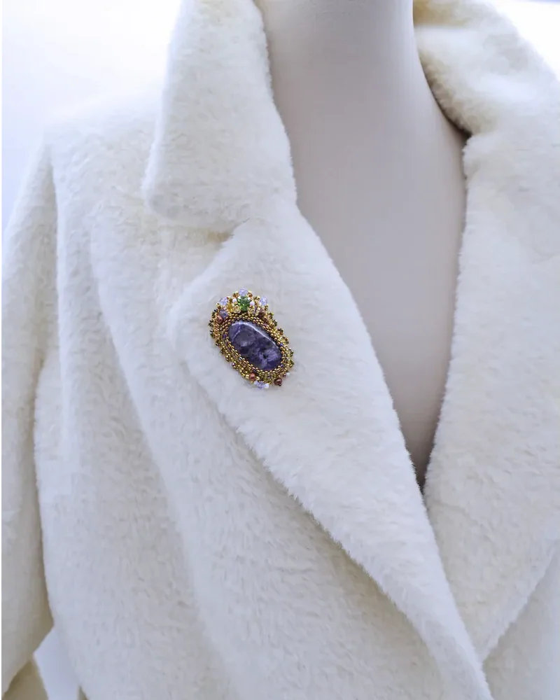 Брошь ручной работы с чароитом и Swarovski