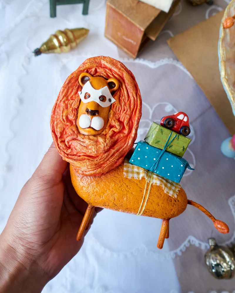 Ёлочная игрушка «Лев с подарками»