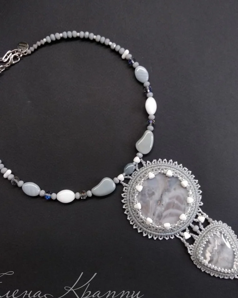 Серое колье из волжского агата "Зимняя сказка"
