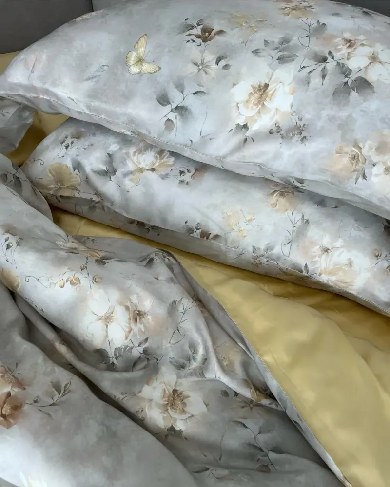 Постельное бельё из тенселя с рисунком, 300ТС, цветы и бабочки на светло-сером