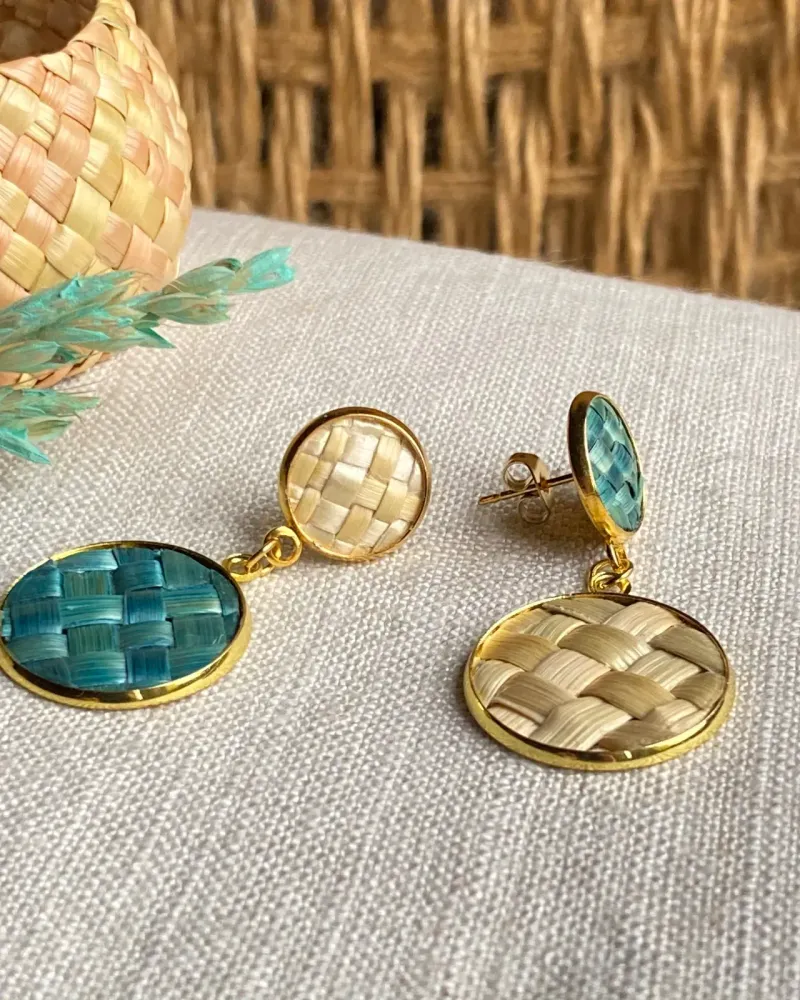 Серьги «Дуэт» из соломки — Асимметричные: натуральный и лазурный