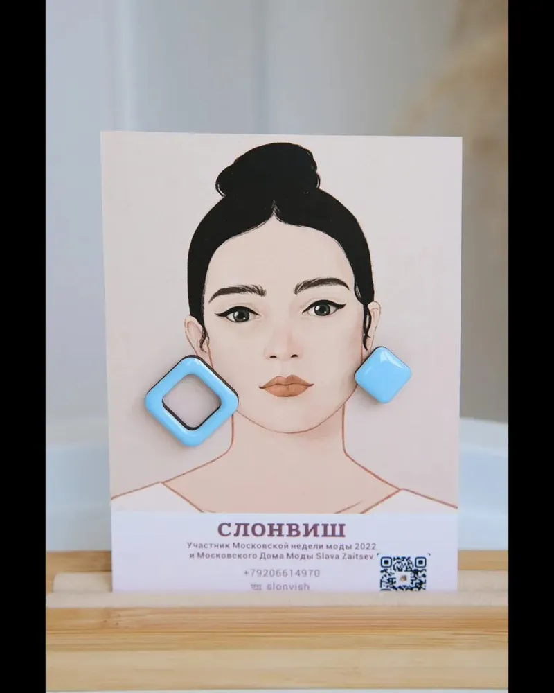 Серьги гвоздики асимметричные маленькие деревянные — голубой