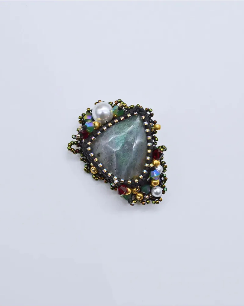 Брошь ручной работы с лабрадором и Swarovski