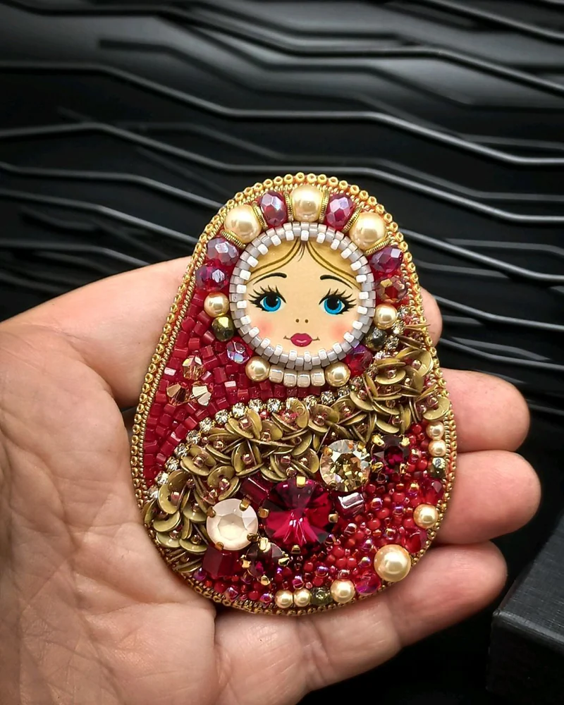 Брошь матрёшка Машенька из бисера красный