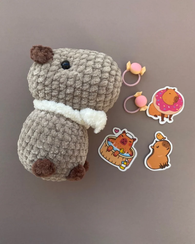 Мягкая вязаная игрушка капибара