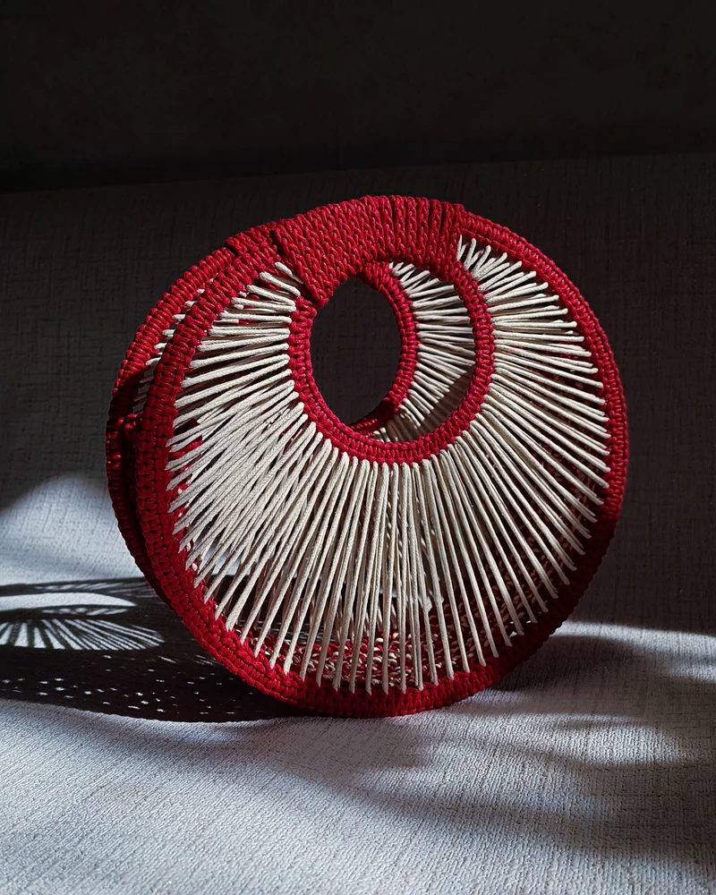 Круглая вечерняя сумка макраме — Красный, молочный