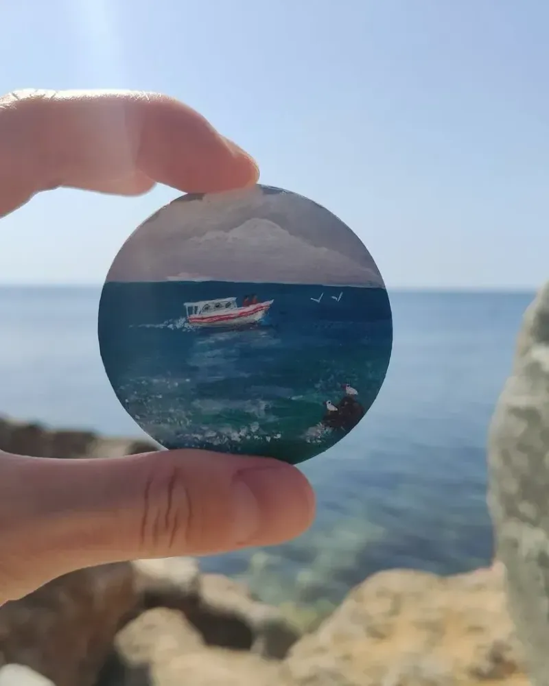 Брошь Катер в море 2. Миниатюра на Холсте. Морской пейзаж — Брошь