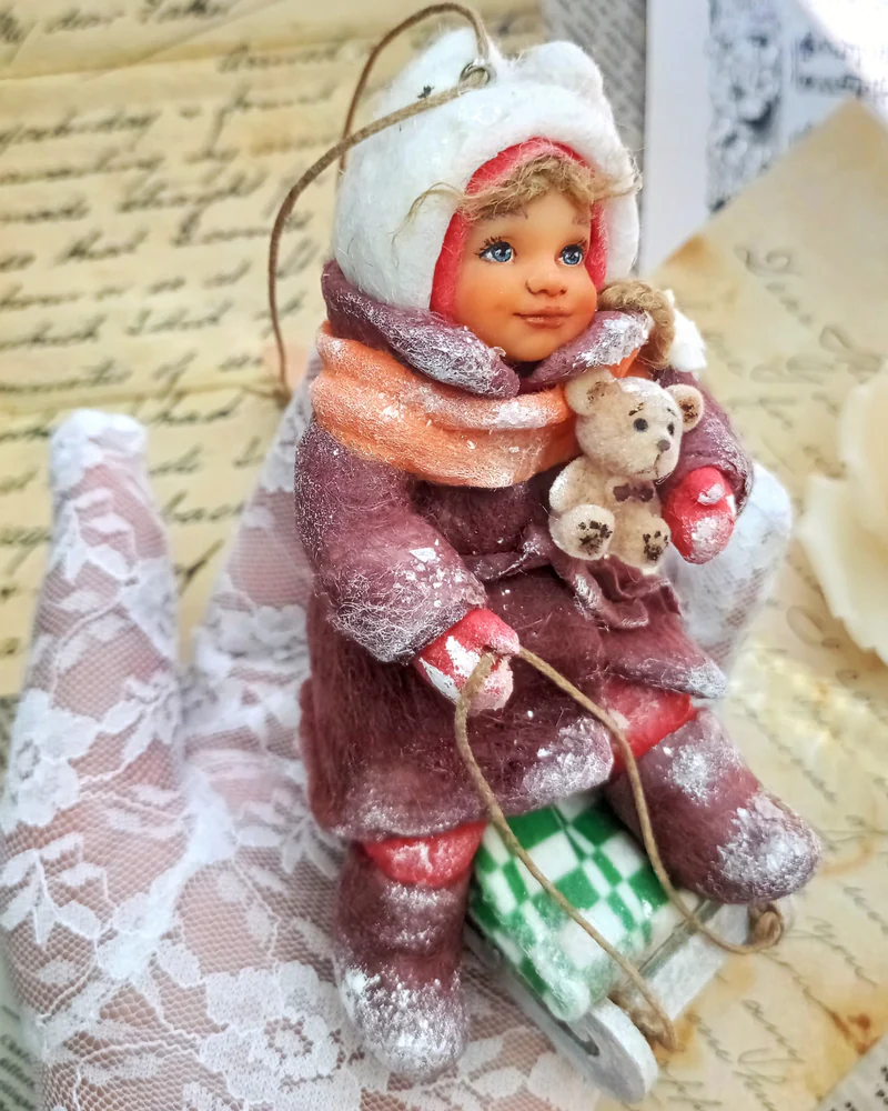 Ватная игрушка "Девочка на санках с одеялком и мишкой"