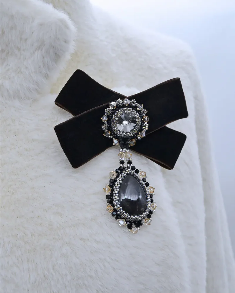 Брошь с черным агатом и Swarovski