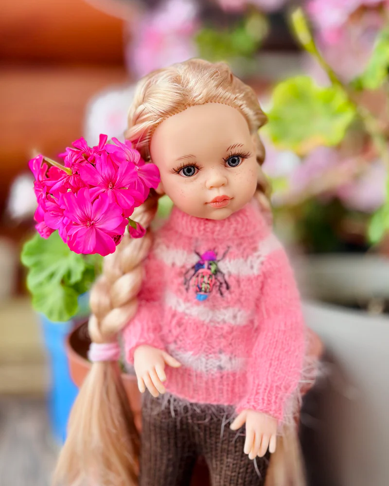 Комплект для куклы Паола Рейна 32 см: свитер с вышивкой и брюки клёш