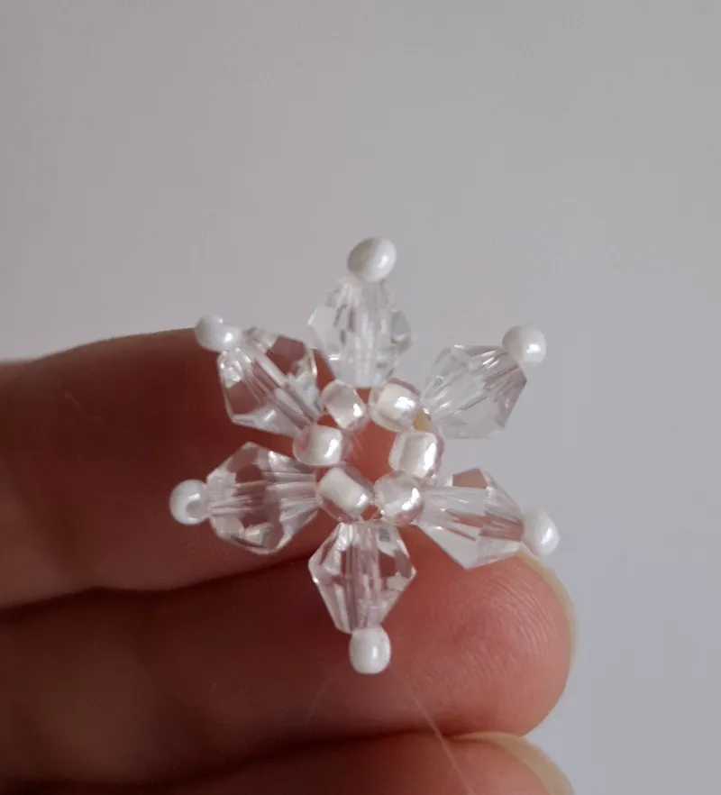 Снежинки из бусин и бисера