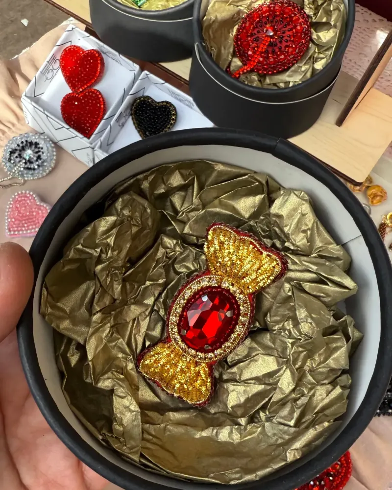 Красная брошь «Конфета»