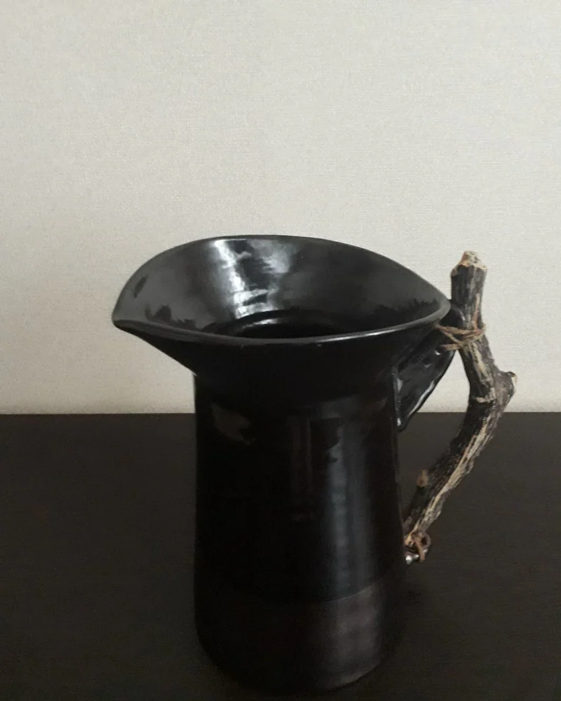 Чёрный кувшин с перламутром и ручкой из дрифтвуда