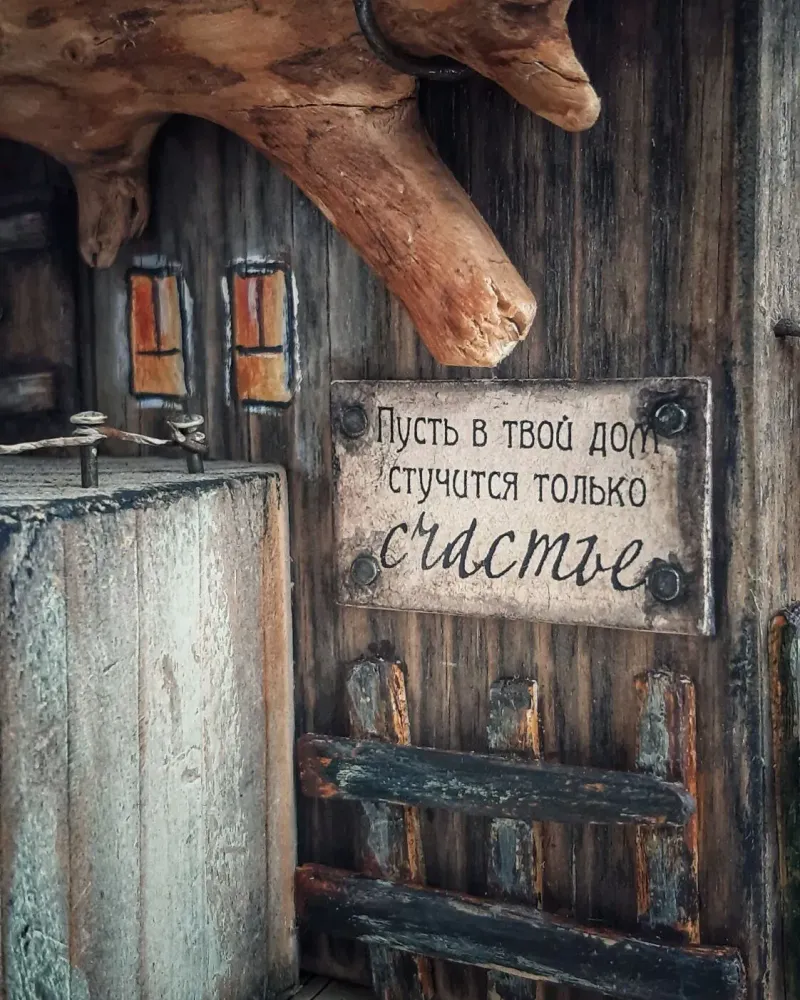 Интерьерный домик из дерева с лесным декором