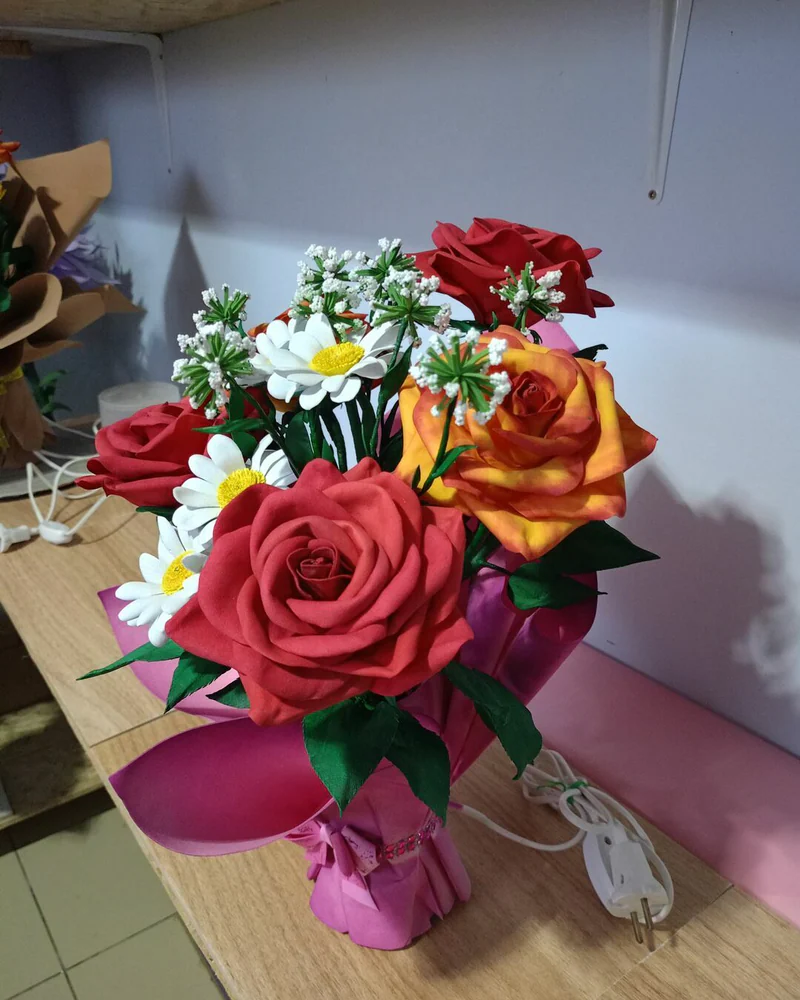 БУКЕТ с ПОДСВЕТКОЙ МИКС из РОЗ и РОМАШЕК