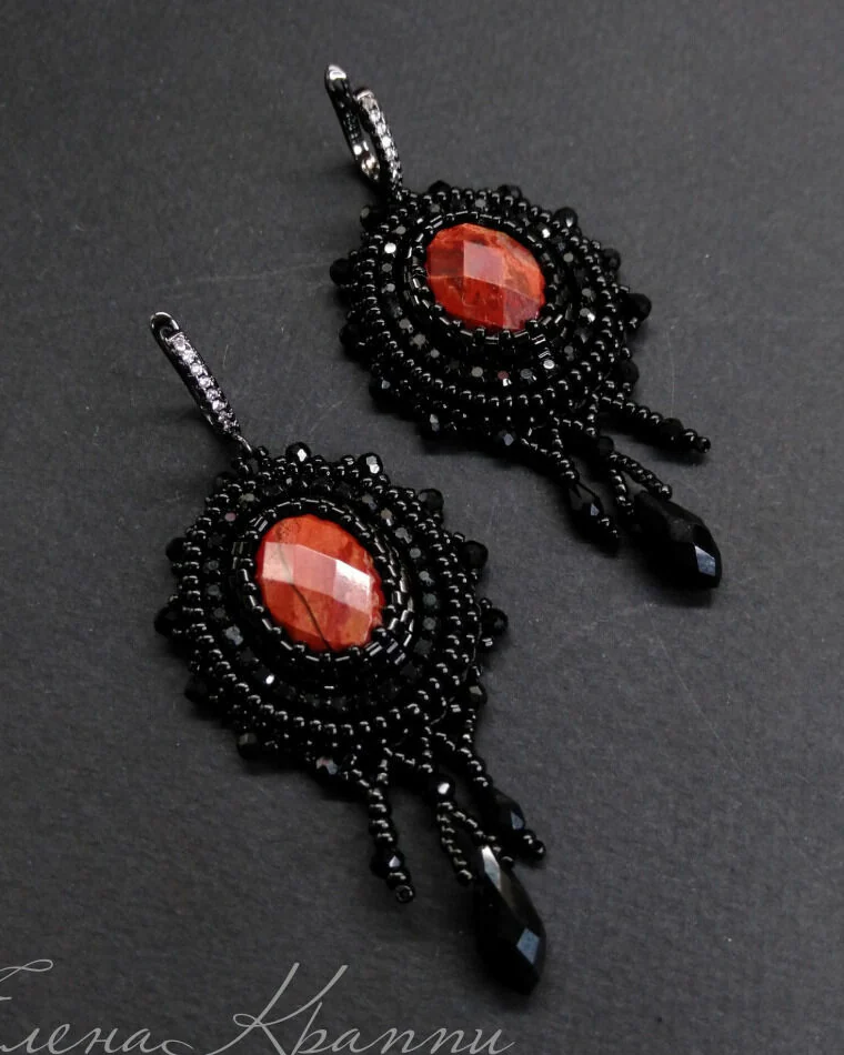Ажурные серьги из красной яшмы. Черный и красный