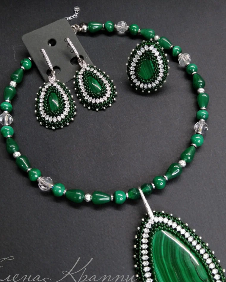 Небольшое колье - чокер под шею с натуральным малахитом