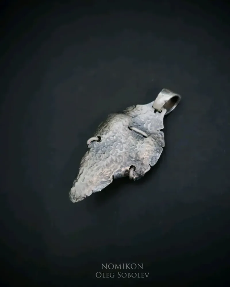 Рунический амулет из зуба ископаемой акулы (2,5-4 миллиона лет) — Основной