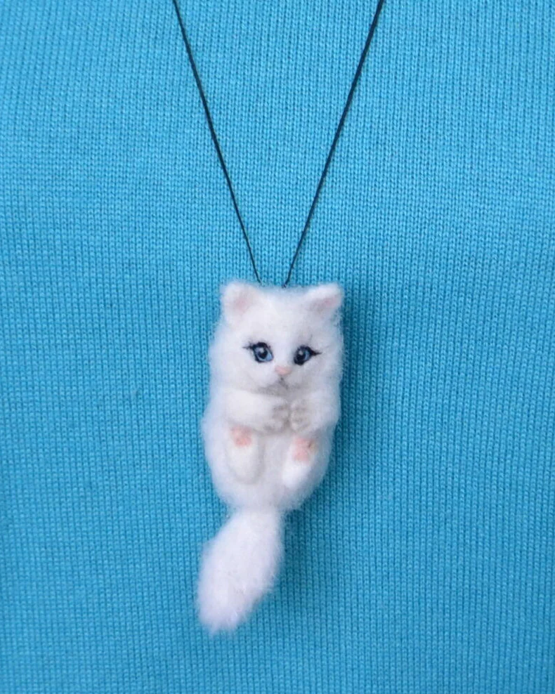 Кулон подвеска валяный белый котенок