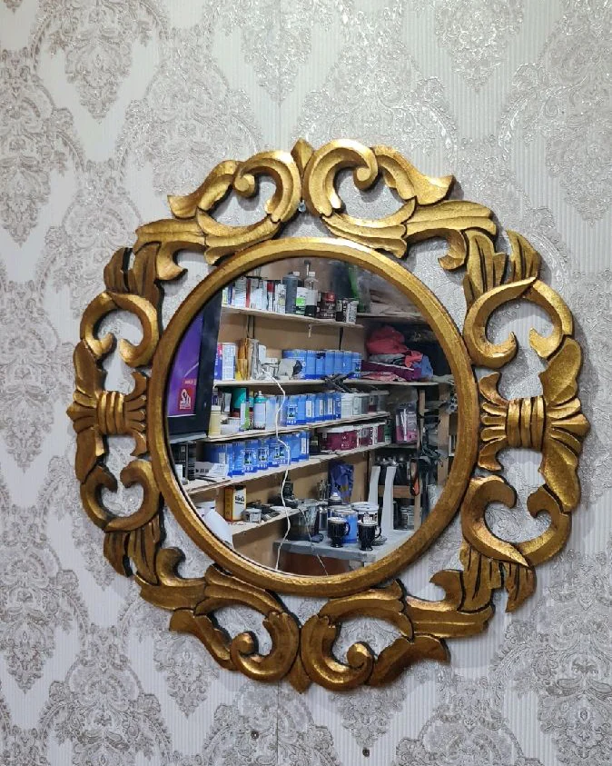 Круглое настенное зеркало в резной раме (золото) — Основной