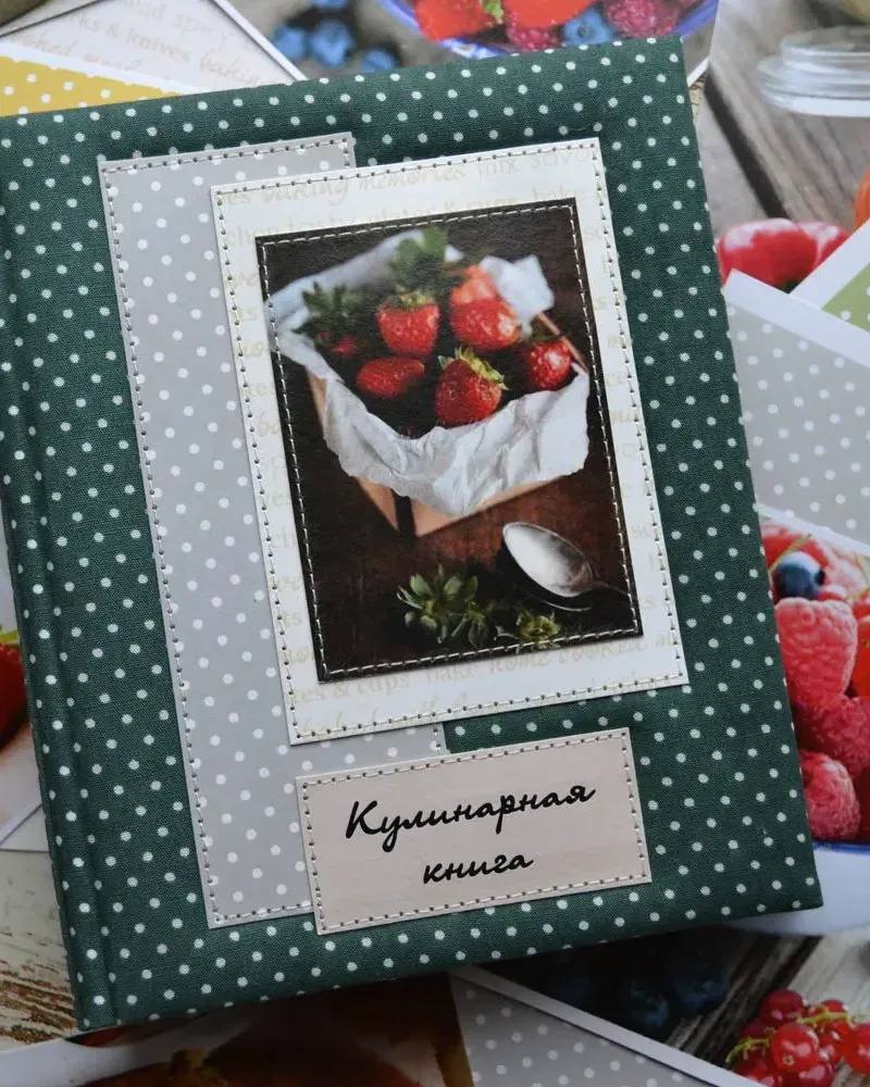 Кулинарная книга для рецептов на кольцах 13×16 см — Зелёная в горошек, клубника