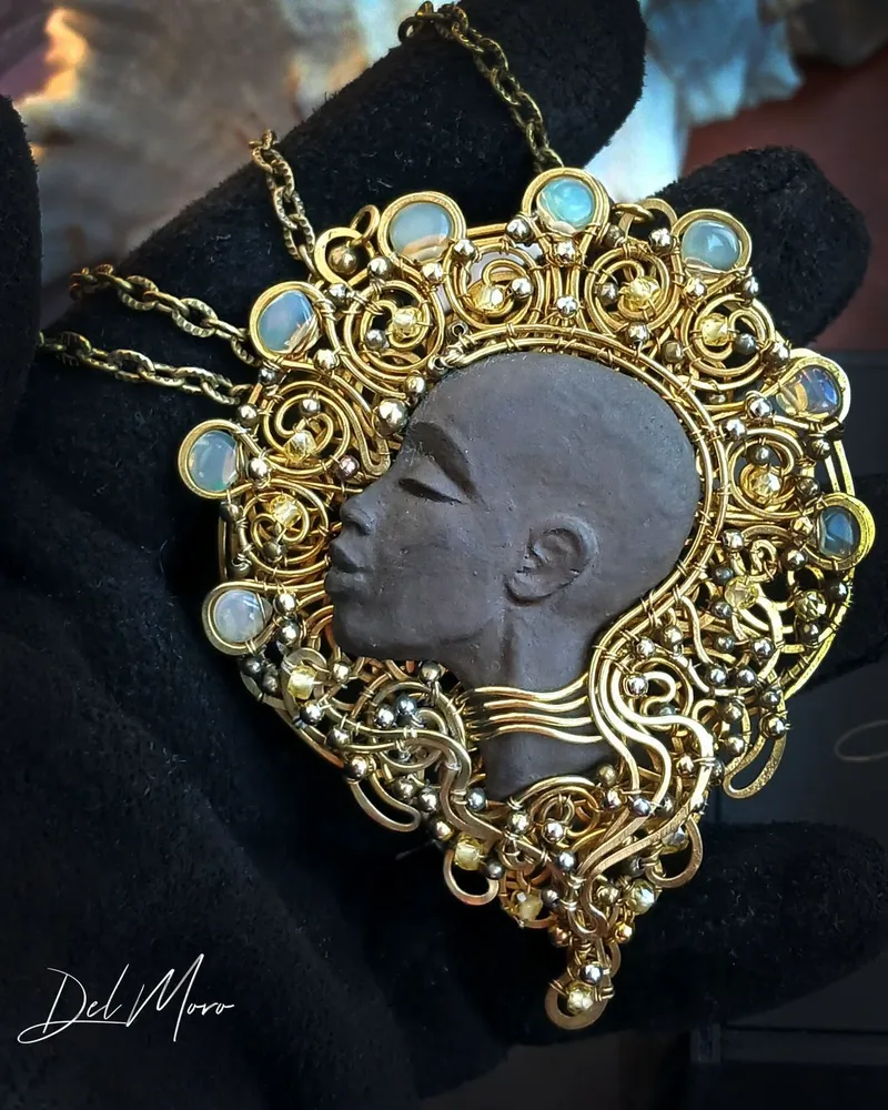 Кулон c опалами с профилем богини Ошун "Oshun" — коричневый — Опал
