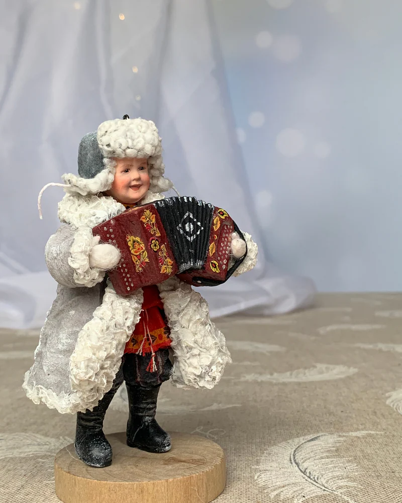Мальчик с гармонью — Бордовый костюм