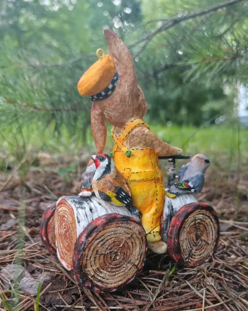 Ватная игрушка «Лесное такси» — 10,5×12×6 см