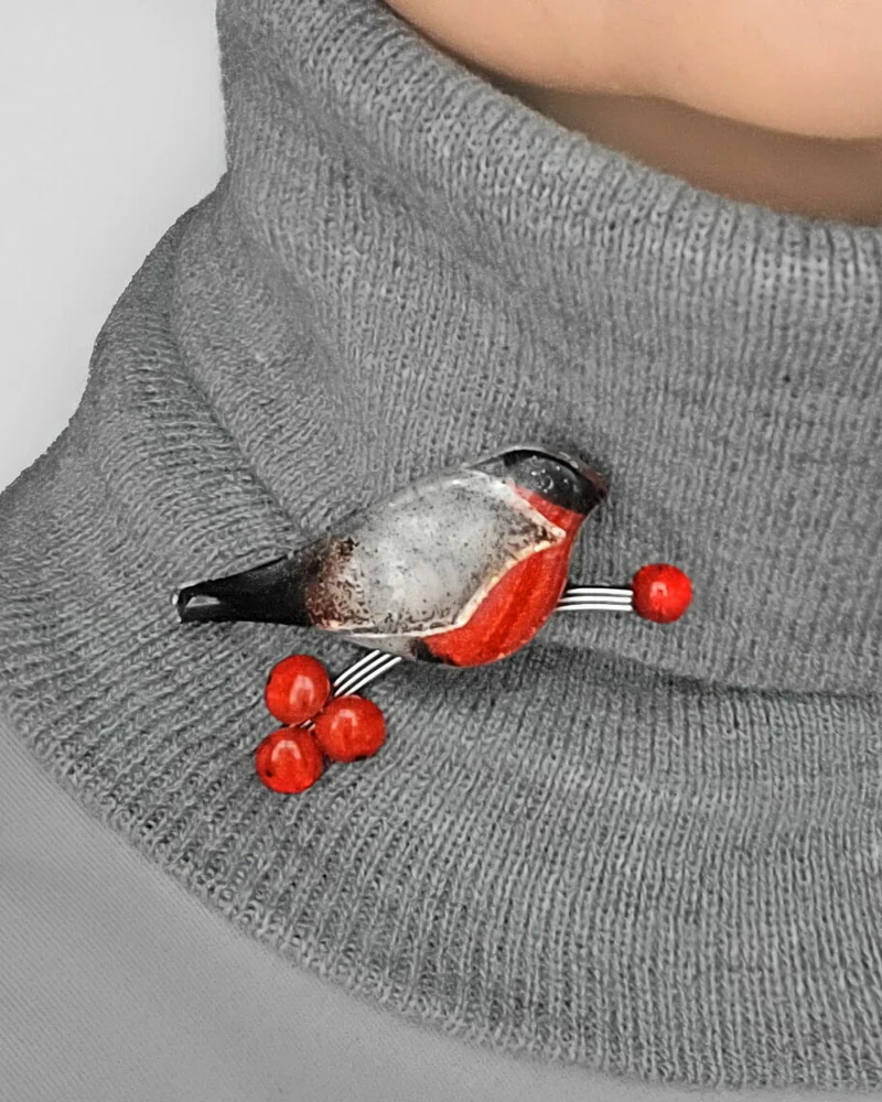 Снегирь и красные ягоды
