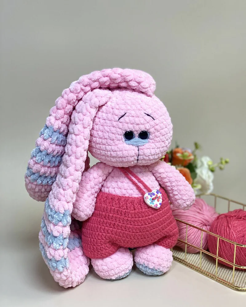 Вязаная розовая зайка амигуруми