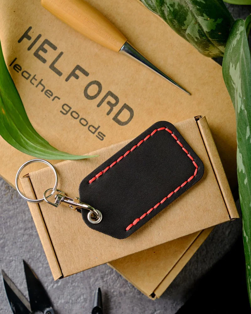 Брелок-чехол для ключей из натуральной кожи HELFORD Smart чёрный с красной отделкой