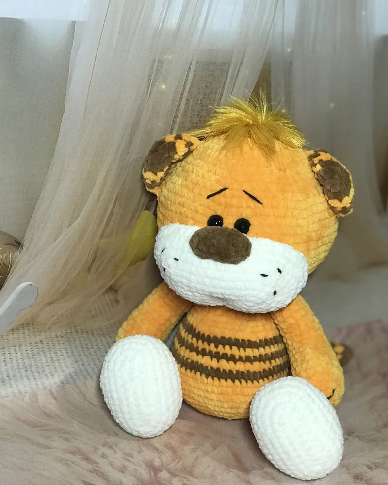 Вязаный оранжевый тигрёнок