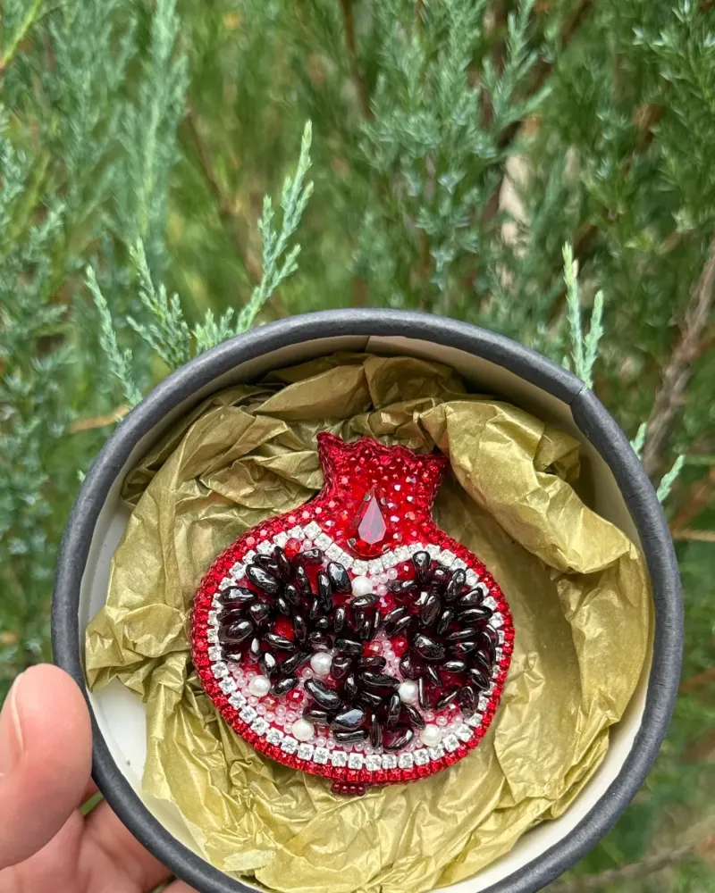 Красная брошь «Гранат»