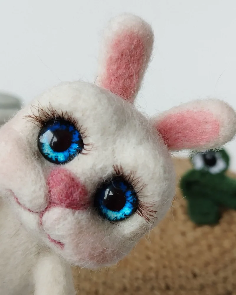 Маленький зайчик игрушка из шерсти. Зайка в костюме лягушки