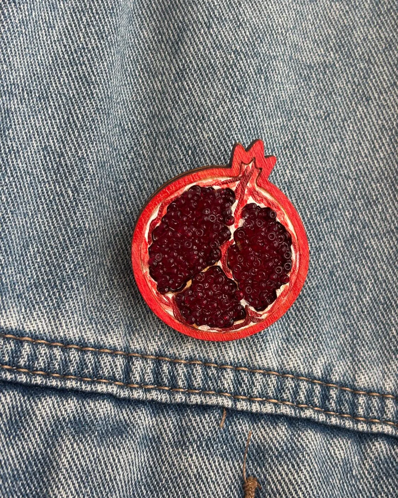Деревянная брошь Гранат