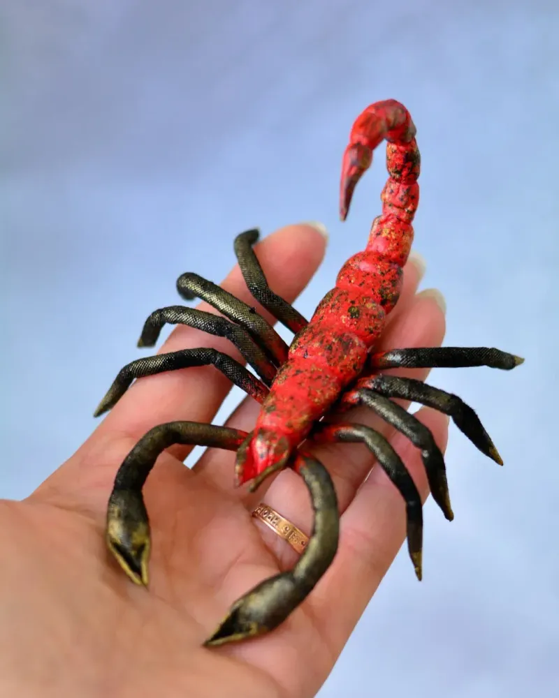 Брошь «Скорпион» крупная — Красно-чёрная с золотистым