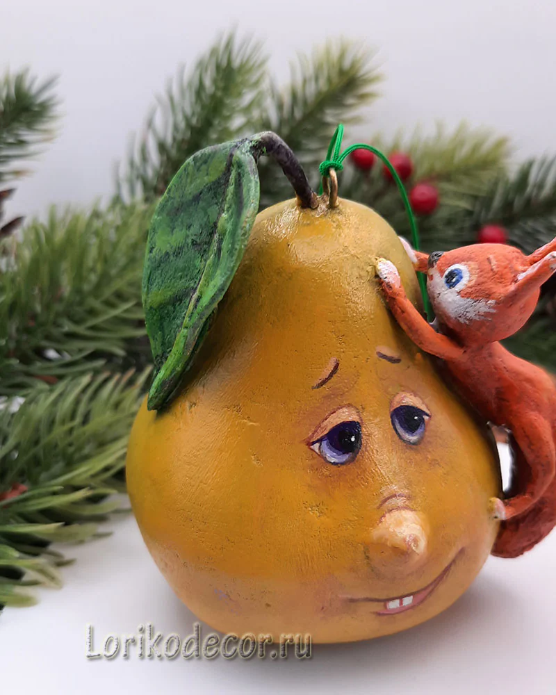 Ёлочная игрушка «ГРУША С БЕЛКОЙ-8»