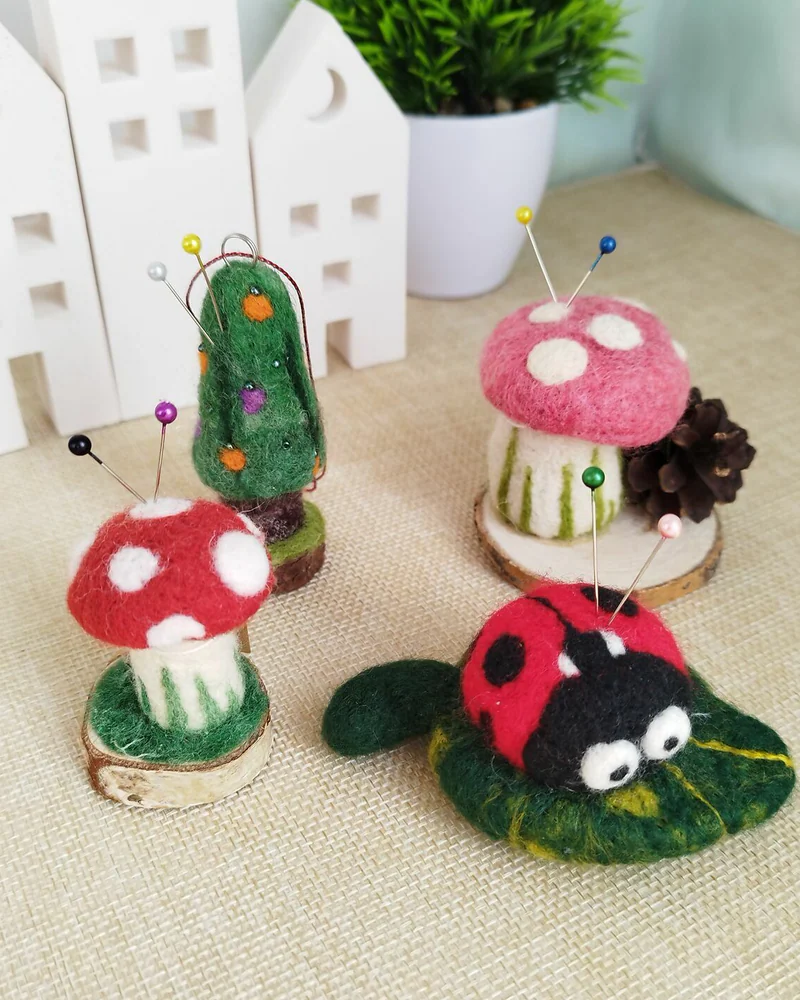 Игольницы божья коровка, мухомор, Елка, Игрушка из шерсти
