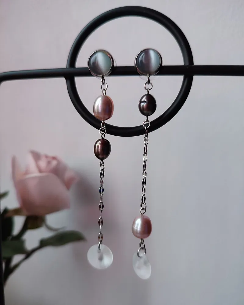 Серьги из жемчуга, и цепочек — розовый с серебристым