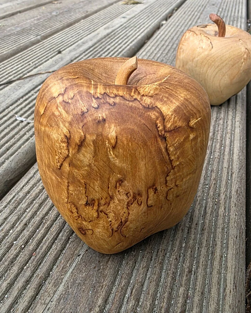 Яблоко из карельской березы
