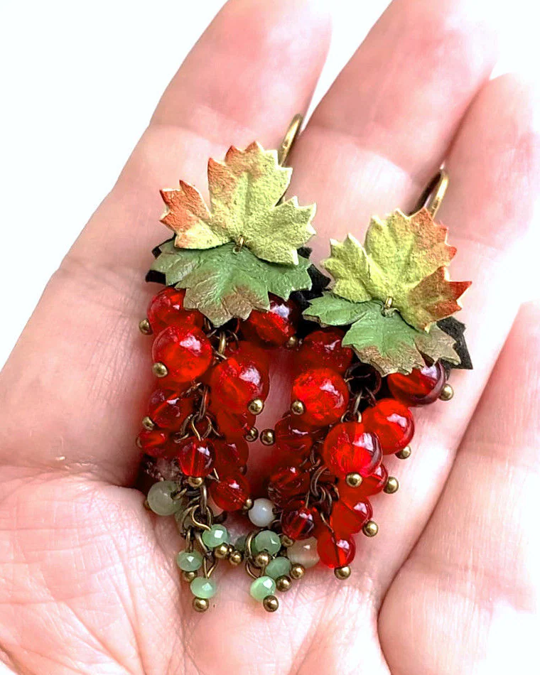Серьги из кожи и бусин Красная смородина (лайт) красный зеленый