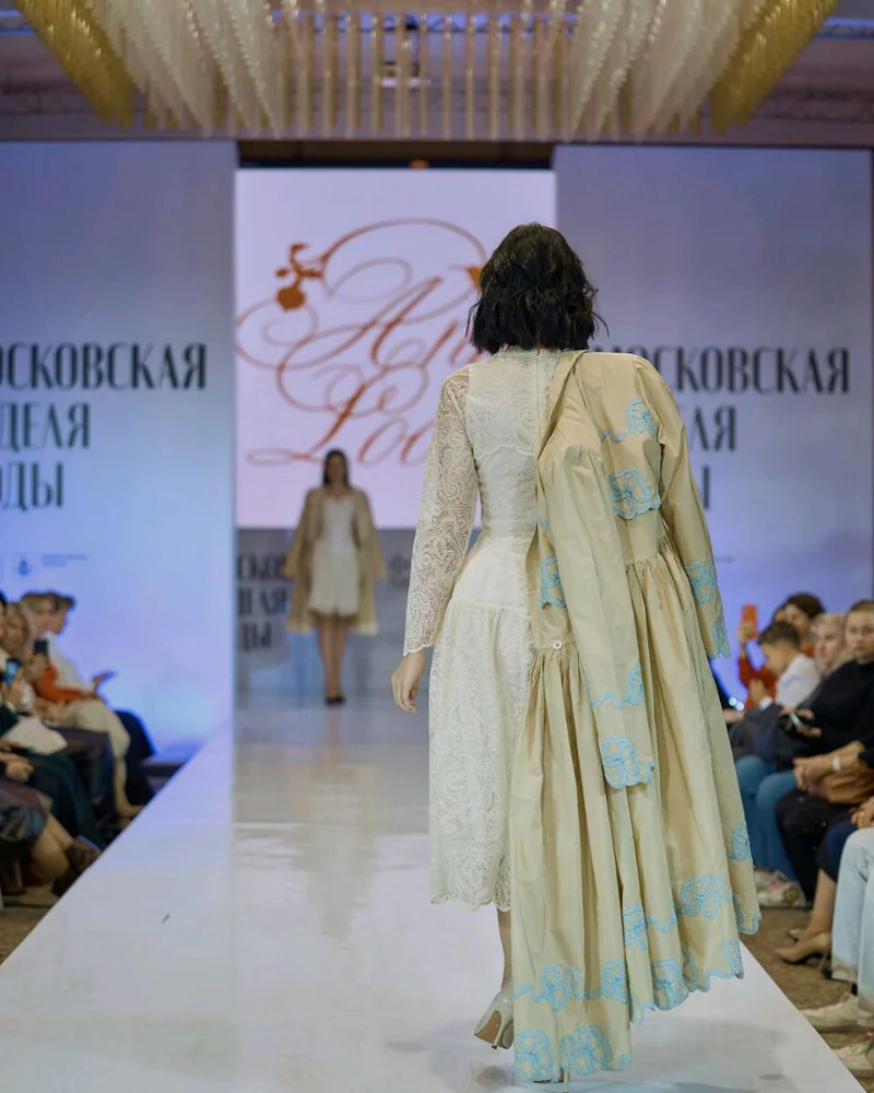 Плащ-платье Красота сквозь века, плащевка с вышивкой ришелье Италия