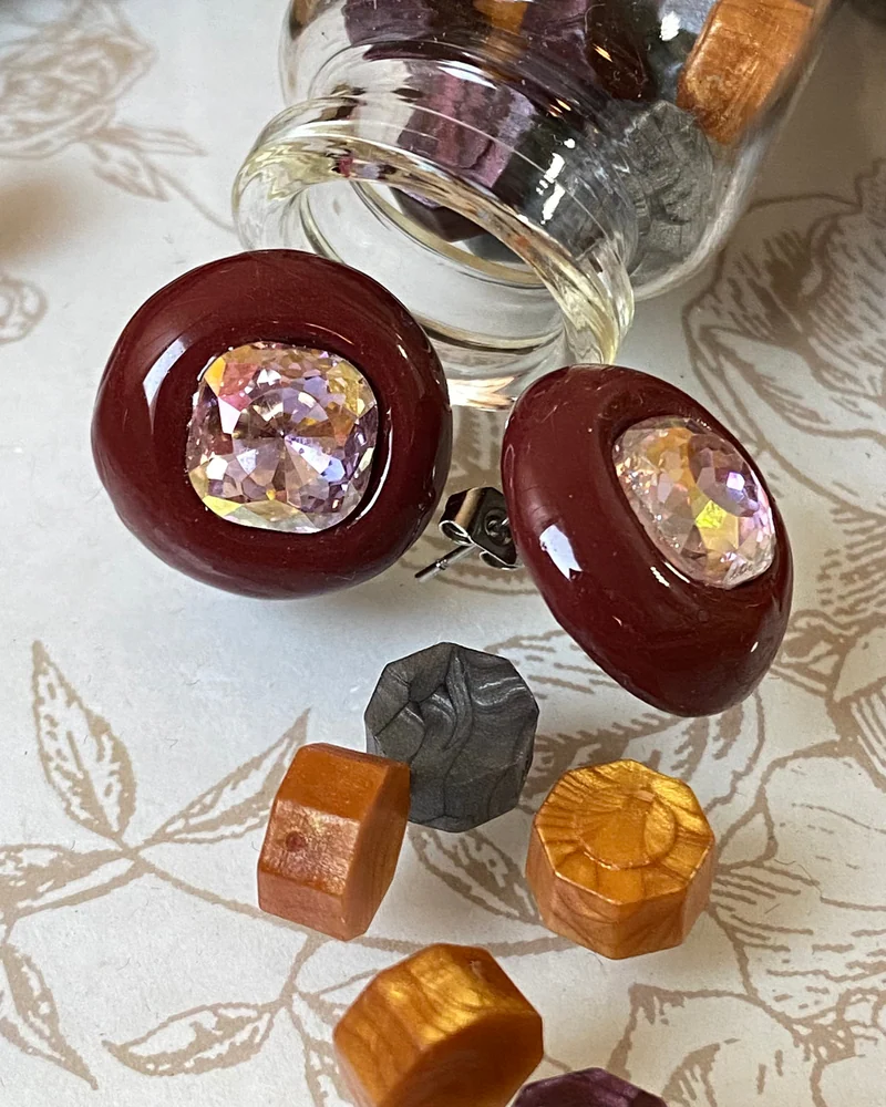 Серьги-гвоздики «Бургундское сияние»