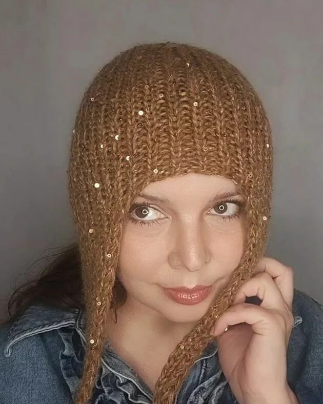 Шапка чепчик шлем, шапка золотистая с пайетками
