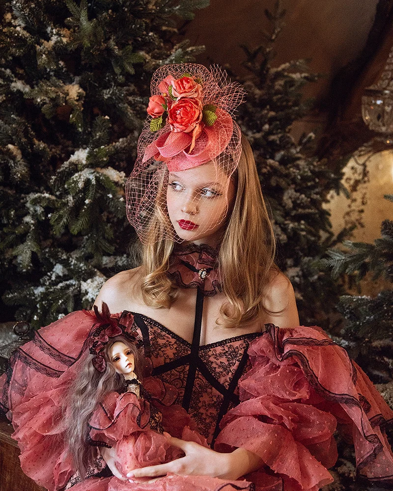 Шляпка коралловые розы