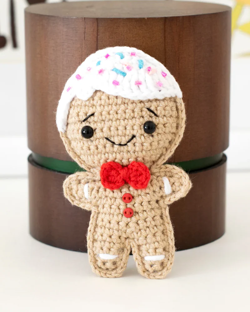 Пряничный человечек печенька вязаная новогодняя игрушка